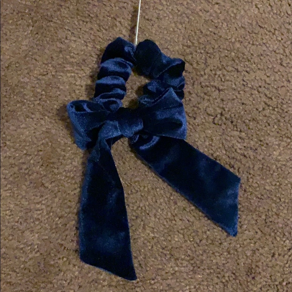 Bow scrunchie